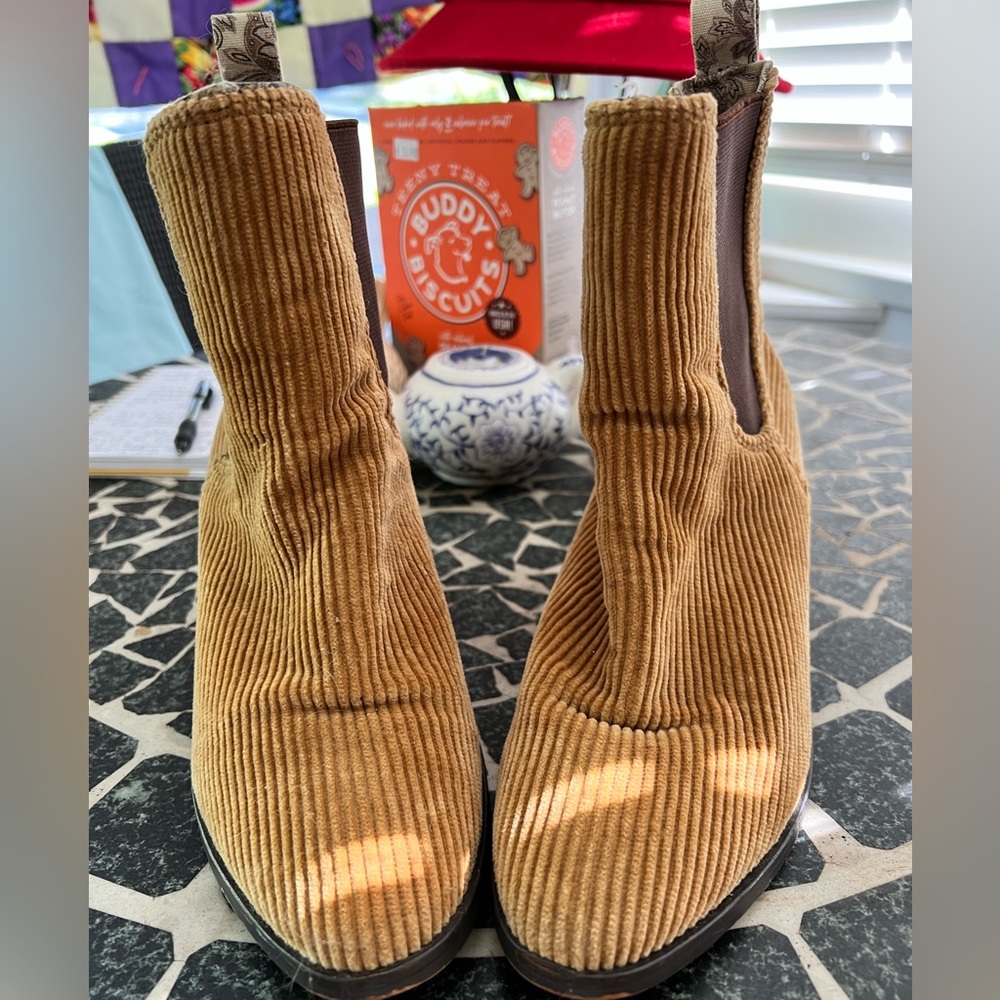Band of Gypsies Shadow Chelsea bootie in size 7. Light rust gold & brown elastic